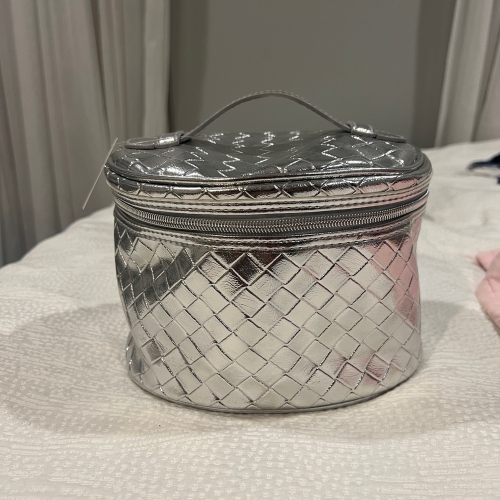 Bloomingdale’s silver makeup bag travel bag NEW